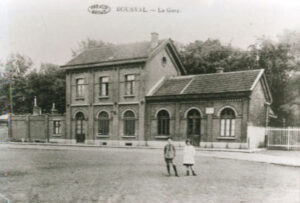 Carte postale ancienne de la gare de Bousval (façade avant)