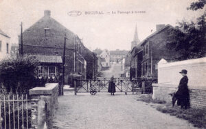 Carte postale ancienne du passage à niveau rue du Grand Arbre