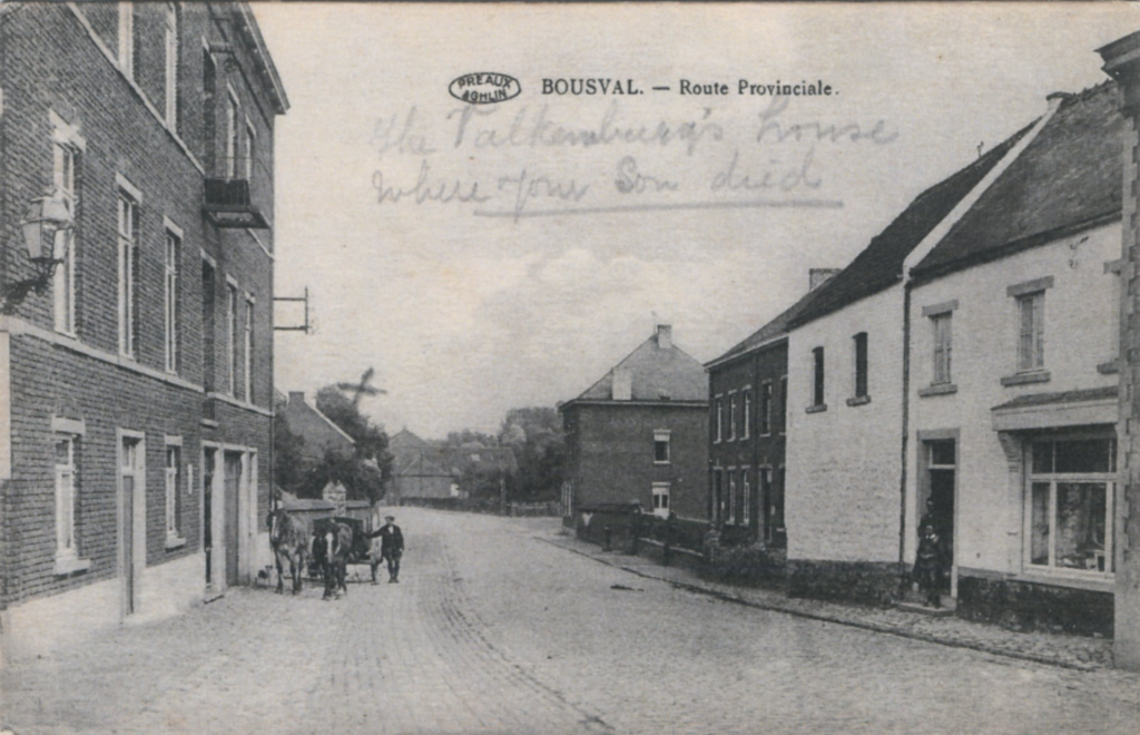 Carte postale ancienne du chariot transportant le charbon de l'entrepôt Demoulin, tiré par des chevaux, dans la rue principale de Bousval